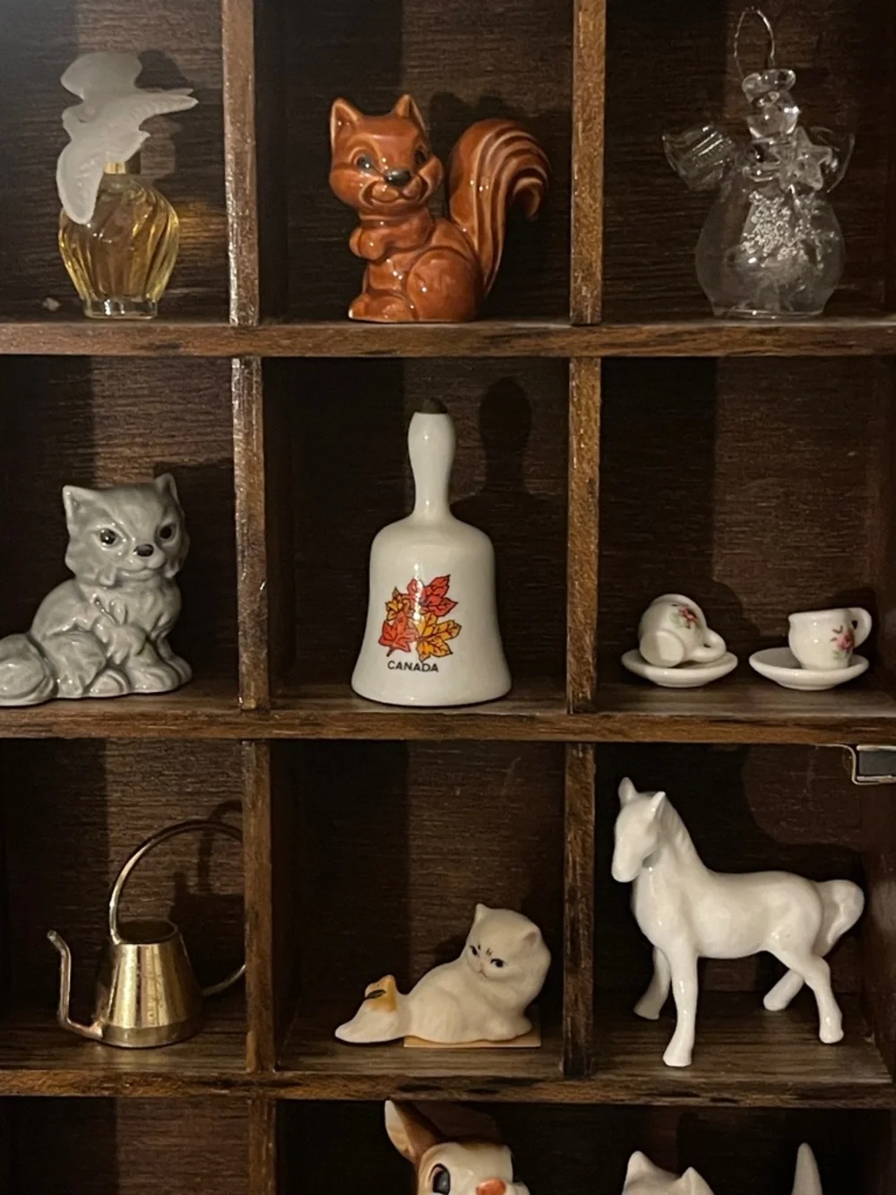 Vintage My Collection By Enesco Wooden Miniature Display Cabinet & 27 pieces - Picture 6 of 9